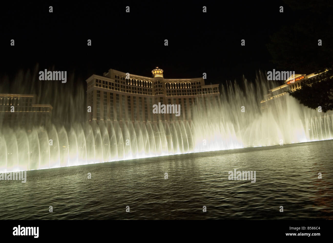 L'hôtel Bellagio de nuit avec ses célèbres fontaines, le Strip (Las Vegas Boulevard), Las Vegas, Nevada Banque D'Images