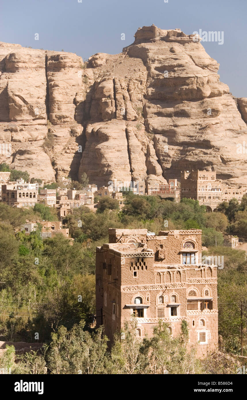 Tall traditionnelles maisons en brique de falaise de grès sous village, Wadi Dhahr, près de Sanaa, Yémen, au Moyen-Orient Banque D'Images
