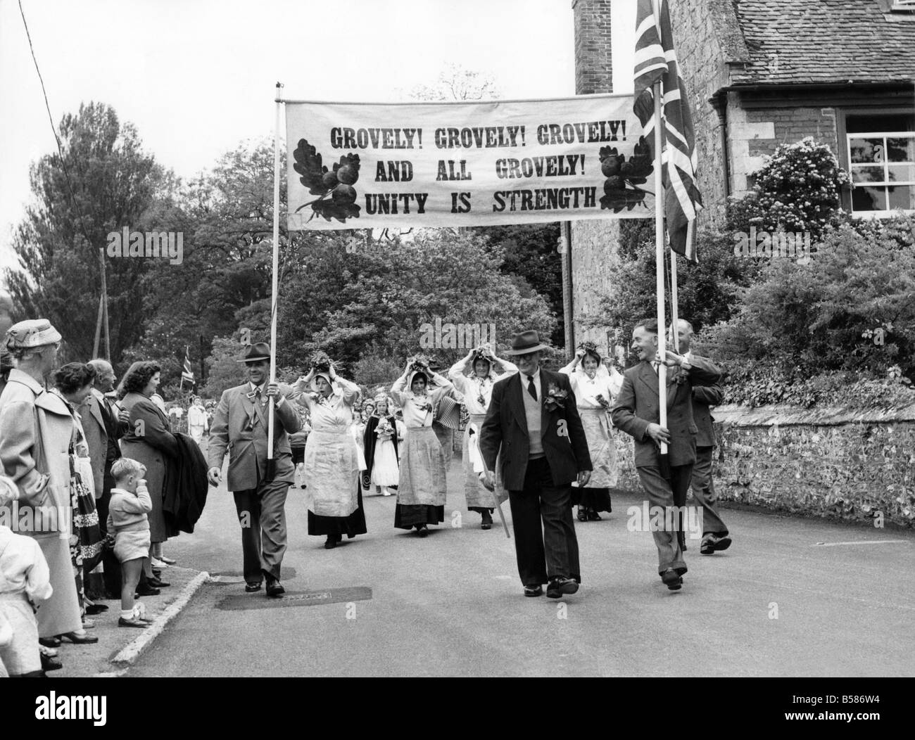 Calvados ! Calvados ! Calvados et tous !" proclament les habitants de Vaux, Wiltshire, au cours de la procession le jour de la pomme de chêne du village à la cathédrale de Salisbury. La coutume, une partie de la célébration qui a lieu chaque année le 29 mai, commémore un droit établi des villageois pour ramasser du bois de la forêt voisine de calvados. En même temps les villageois dansaient de Vaux à la Cathédrale. Maintenant, les six-mile voyage est effectué en car. L'extérieur de la cathédrale est une danse traditionnelle effectuée Banque D'Images