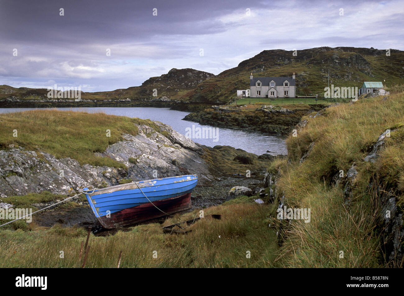 Bleu bateau et maison, Ardslave, côte est de l'Harris, îles Hébrides, Ecosse, Royaume-Uni, Europe, Europe Banque D'Images