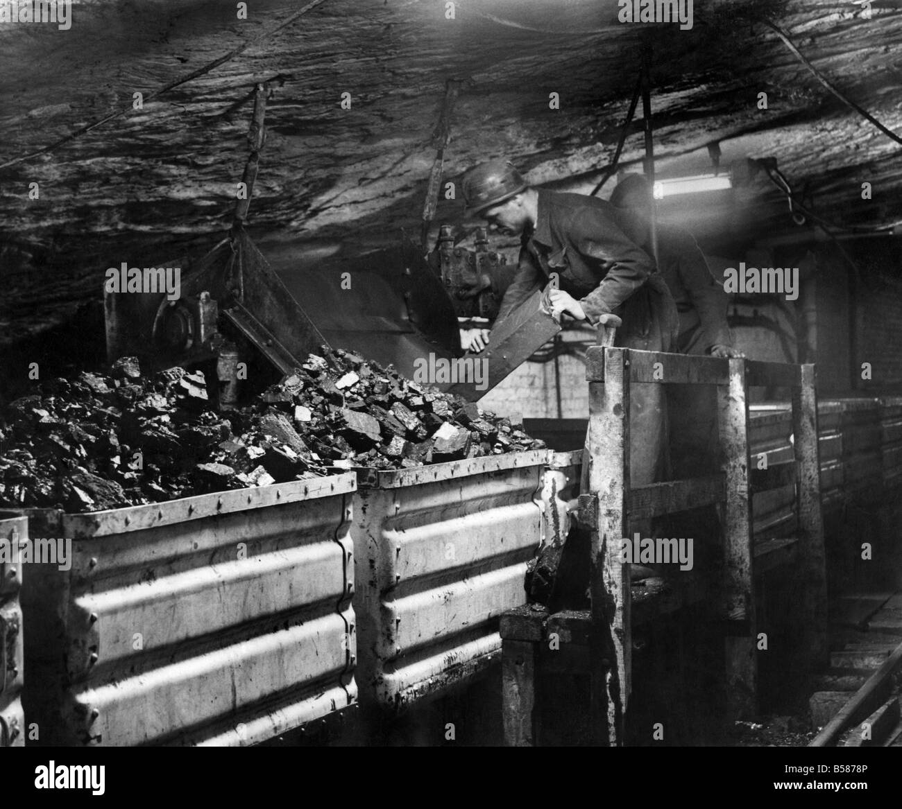 La reconstruction de la mine de Huncoat : une nouvelle station de chargement central a été fait pour concentrer le chargement du charbon Le charbon des visages. D'exploitation des mineurs le nouveau système de chargement. Septembre 1950 P005134 Banque D'Images