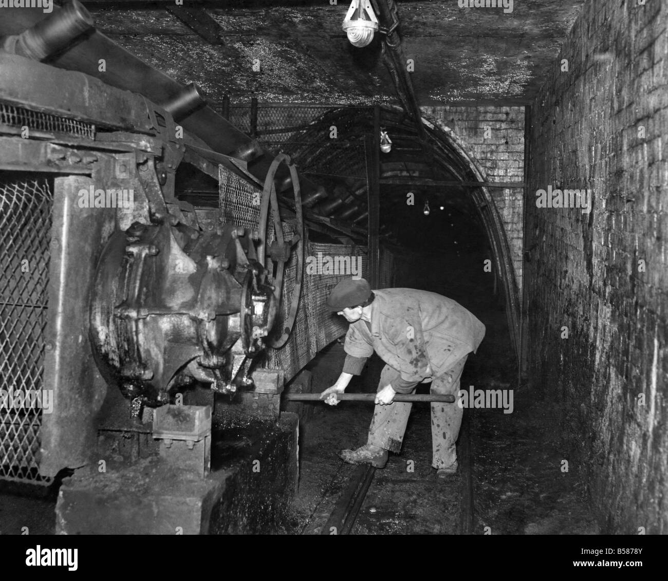 Cliviger, près de Burnley. John Calabro, de la Sicile, de compensation les principaux transporteurs à courroie. Décembre 1952 P005137 Banque D'Images