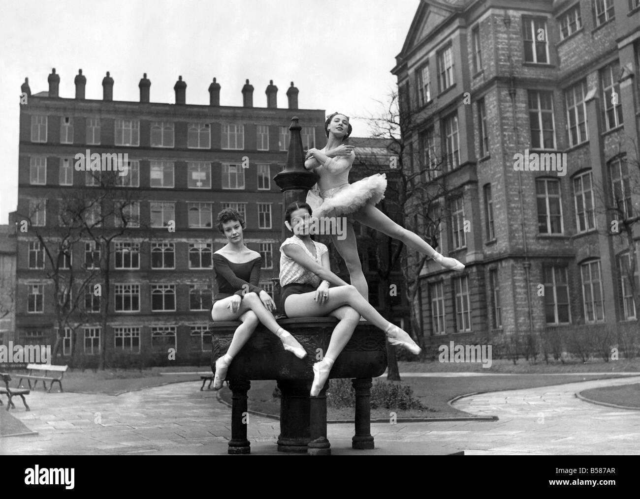 Trois des danseuses de ballet Festival qui s'ouvre au théâtre Palace ont été attirés par le beau temps pour répéter dans un parc en Whitworth Street Manchester. De gauche à droite : Belinda Wright, Sonia Arova et Nathalie Krassovska. Avril 1952 P005166 Banque D'Images