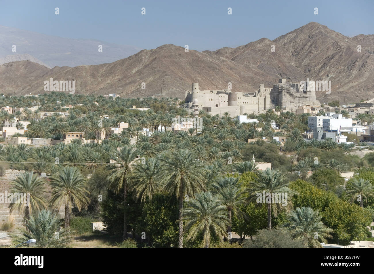 Fort en palmery sur le bord de l'oasis de Bahla, ville moderne, Oman, Middle East Banque D'Images