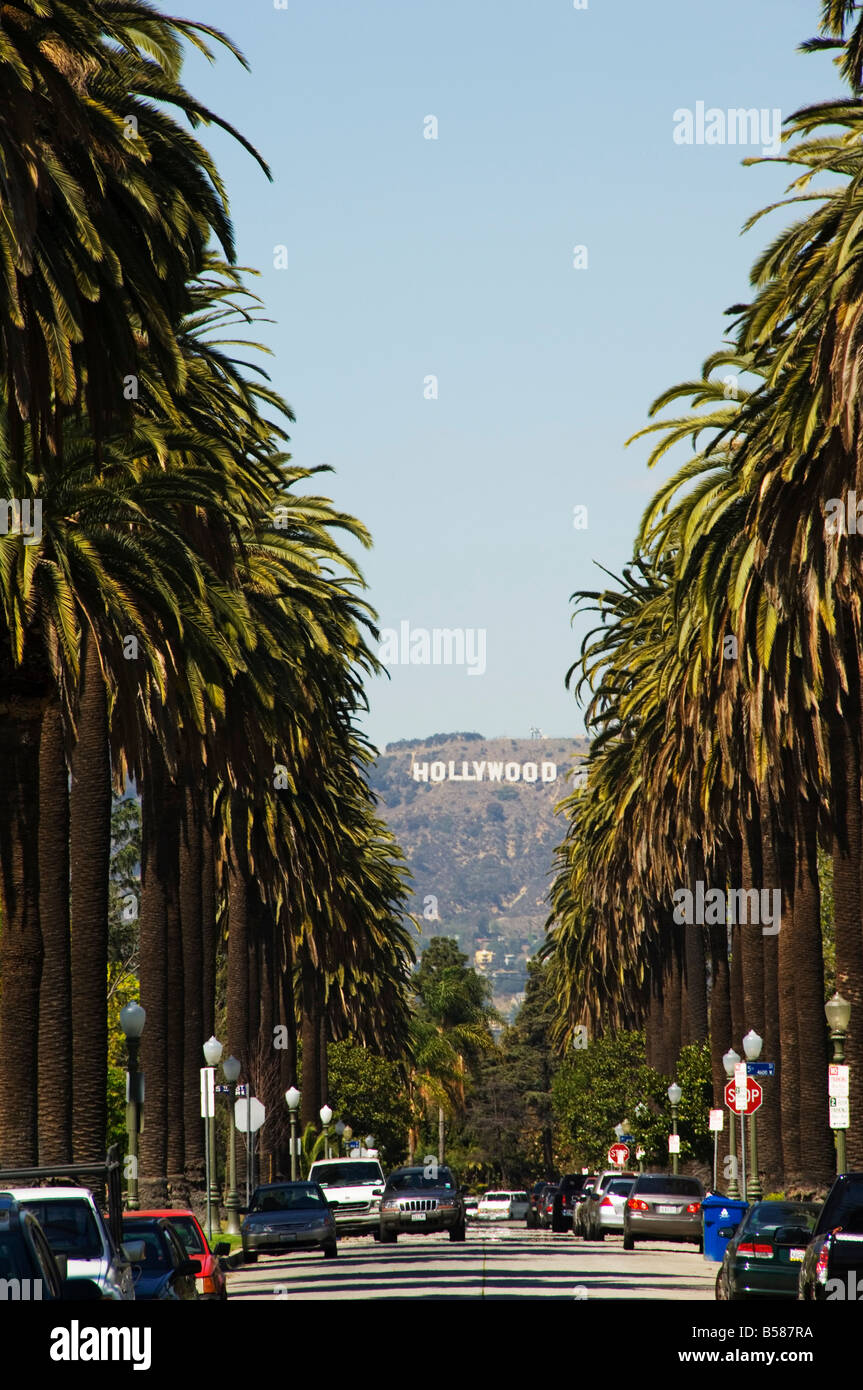 Hollywood Hills et Hollywood Sign bordée de Beverly Hills Boulevard, Los Angeles, Californie, États-Unis d'Amérique Banque D'Images