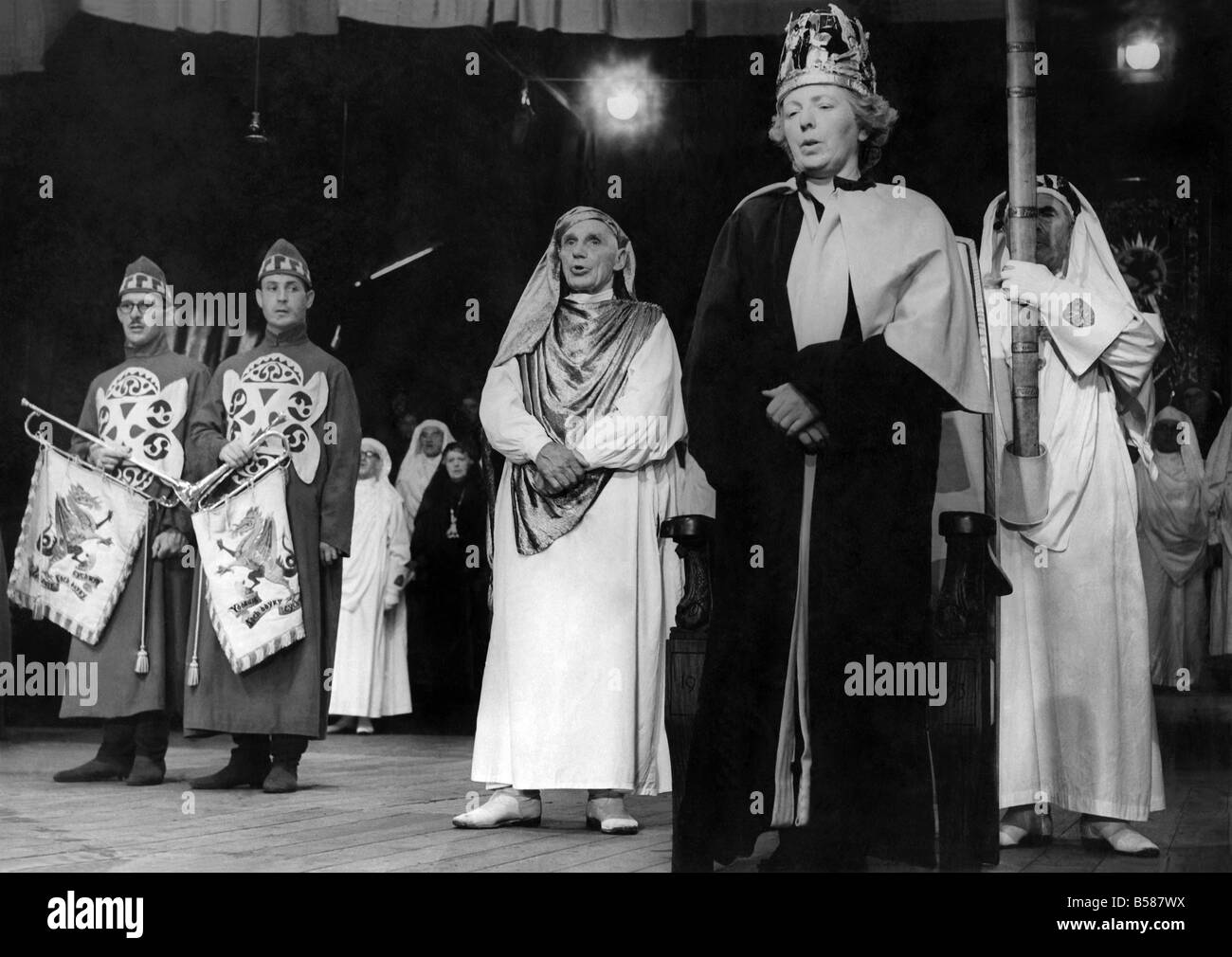 Dilys Cadwaladr, d Llanrhychwyn, Caernarvonshire, le barde couronné se joint à chanter l'hymne national gallois. 1953 Août Banque D'Images