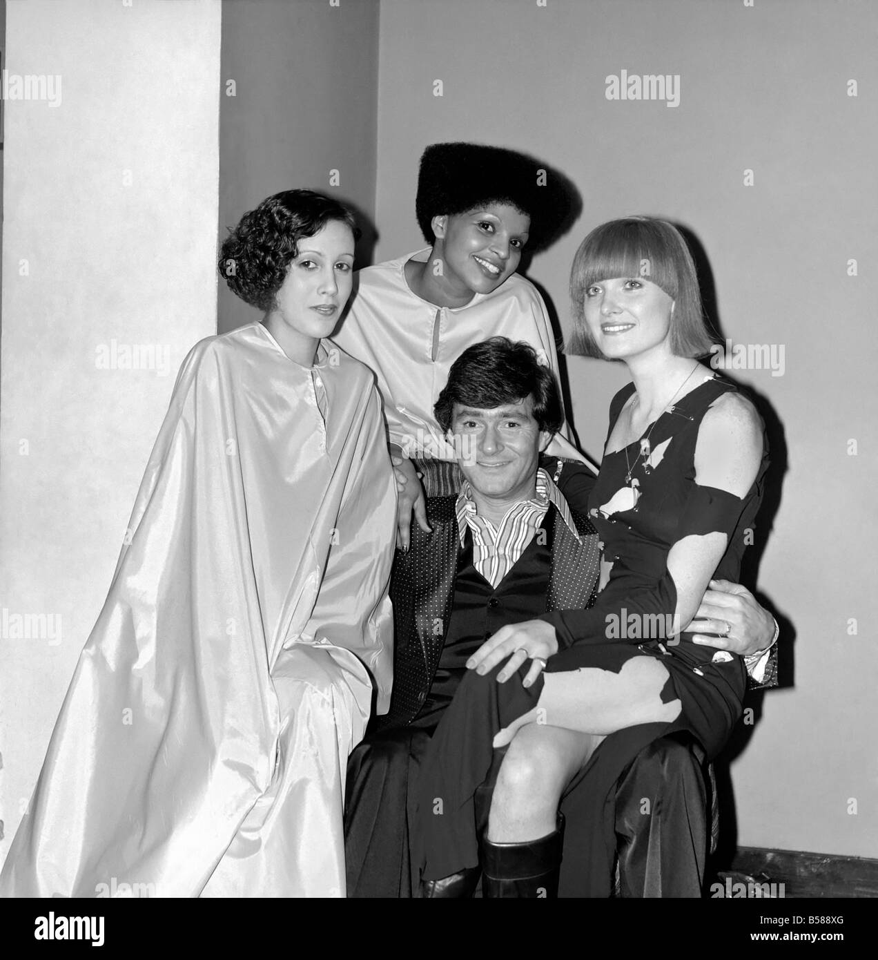 Parler de mode de cheveux. L/R Bernadette (une vague aux yeux), Joan Daye (télévision top style afro), Liz Batchelor (bob avec fringe), avec Vidal Banque D'Images Parler de mode de cheveux. L/R Bernadette (une vague aux yeux), Joan Daye (télévision top style afro), Liz Batchelor (bob avec fringe), avec Vidal Banque D'Images