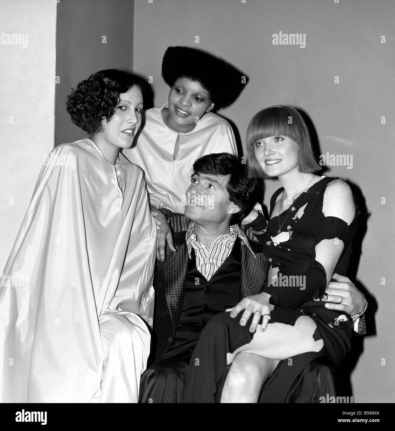 Parler de mode de cheveux. L/R Bernadette (une vague aux yeux), Joan Daye (télévision top style afro), Liz Batchelor (bob avec fringe), avec Vidal Banque D'Images Parler de mode de cheveux. L/R Bernadette (une vague aux yeux), Joan Daye (télévision top style afro), Liz Batchelor (bob avec fringe), avec Vidal Banque D'Images