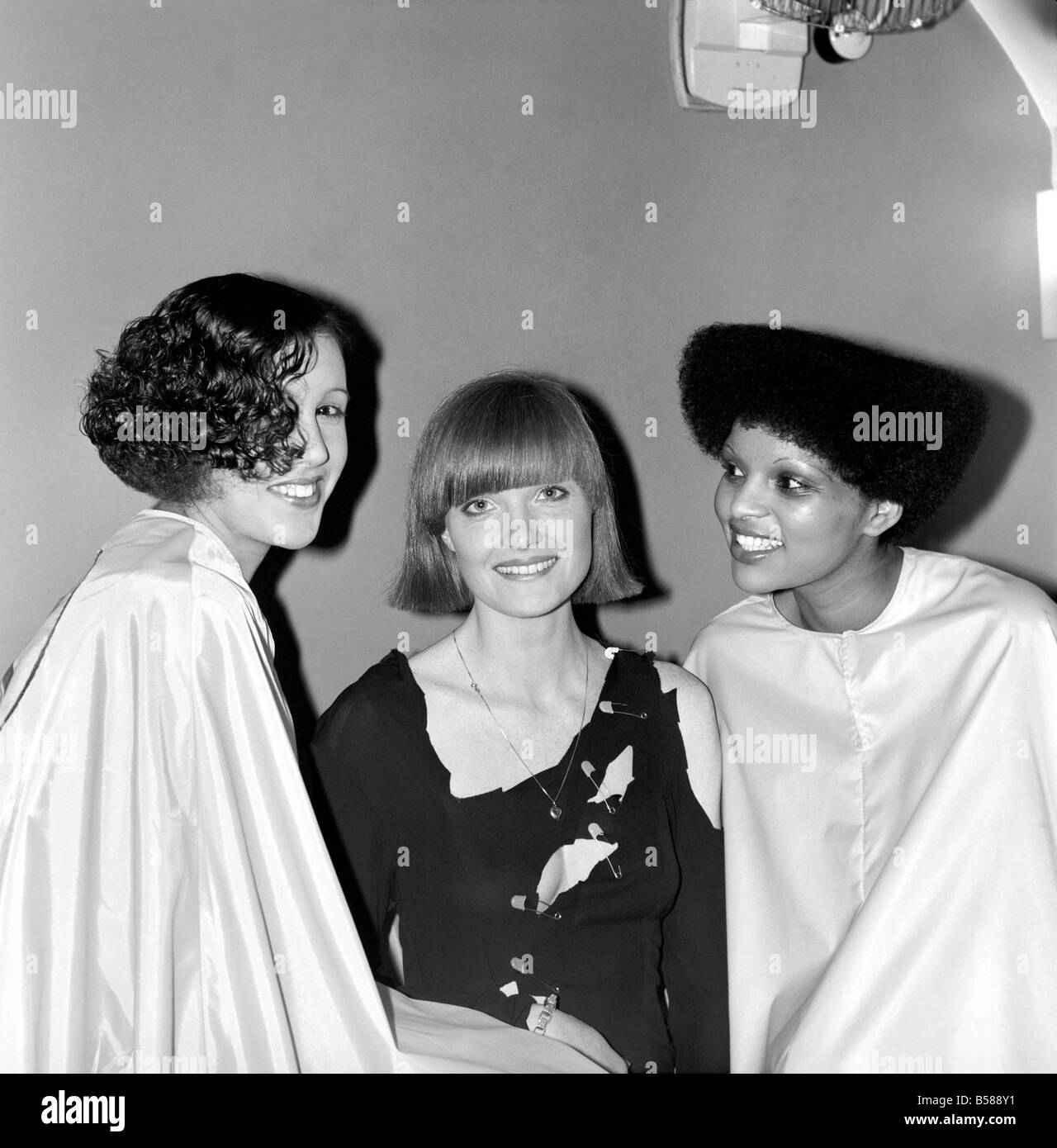 Parler de mode de cheveux. L/R Bernadette (une vague aux yeux), Liz Batchelor (bob avec fringe) et Joan Daye (télévision top style afro). 197 Fév. Banque D'Images Parler de mode de cheveux. L/R Bernadette (une vague aux yeux), Liz Batchelor (bob avec fringe) et Joan Daye (télévision top style afro). 197 Fév. Banque D'Images