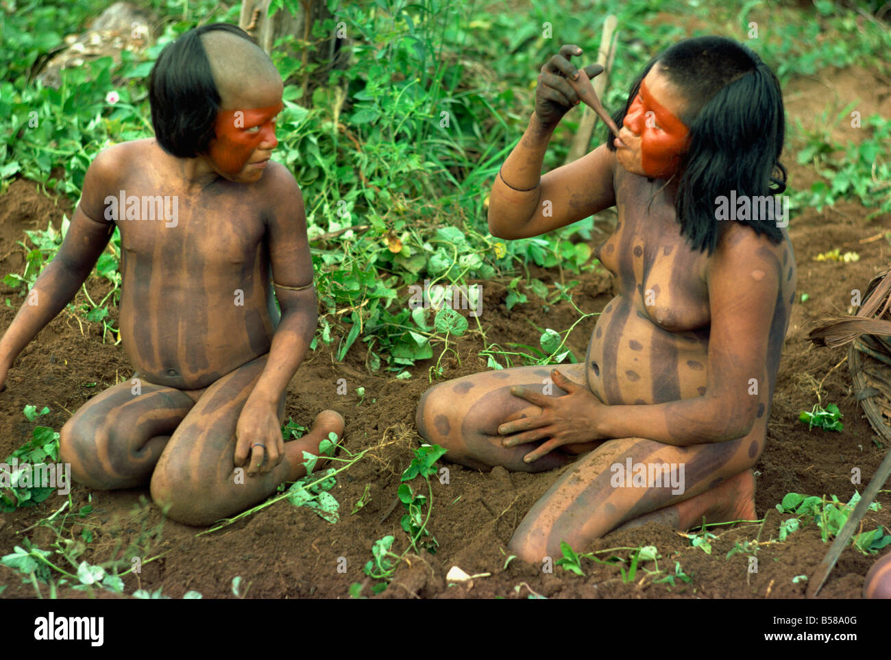 Portrait d'une femme et enfant Xingu avec décoration du corps au Brésil Amérique du sud C Leimbach Banque D'Images