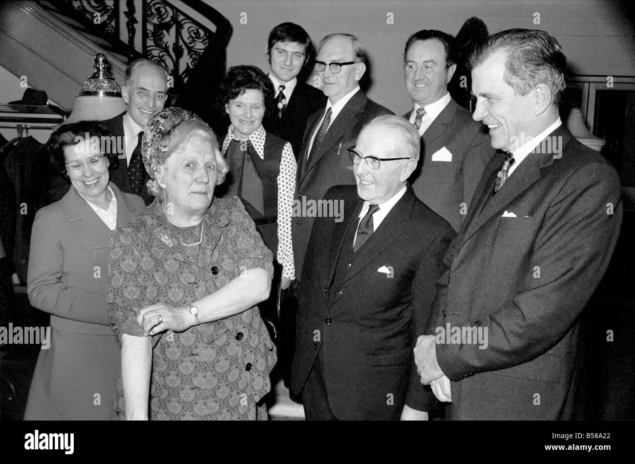 Vieille Femme : l'humour. Mme Constance Loomes, 71. S'attaquer. P.O. Bandit. La lutte contre Granny - Mme Constance Lomes 71 rolls up ses manches et montre comment elle a tenté de soumettre le bandit qui a essayé de voler le bureau de poste auxiliaire. Février 1975 75-00856-004 Banque D'Images