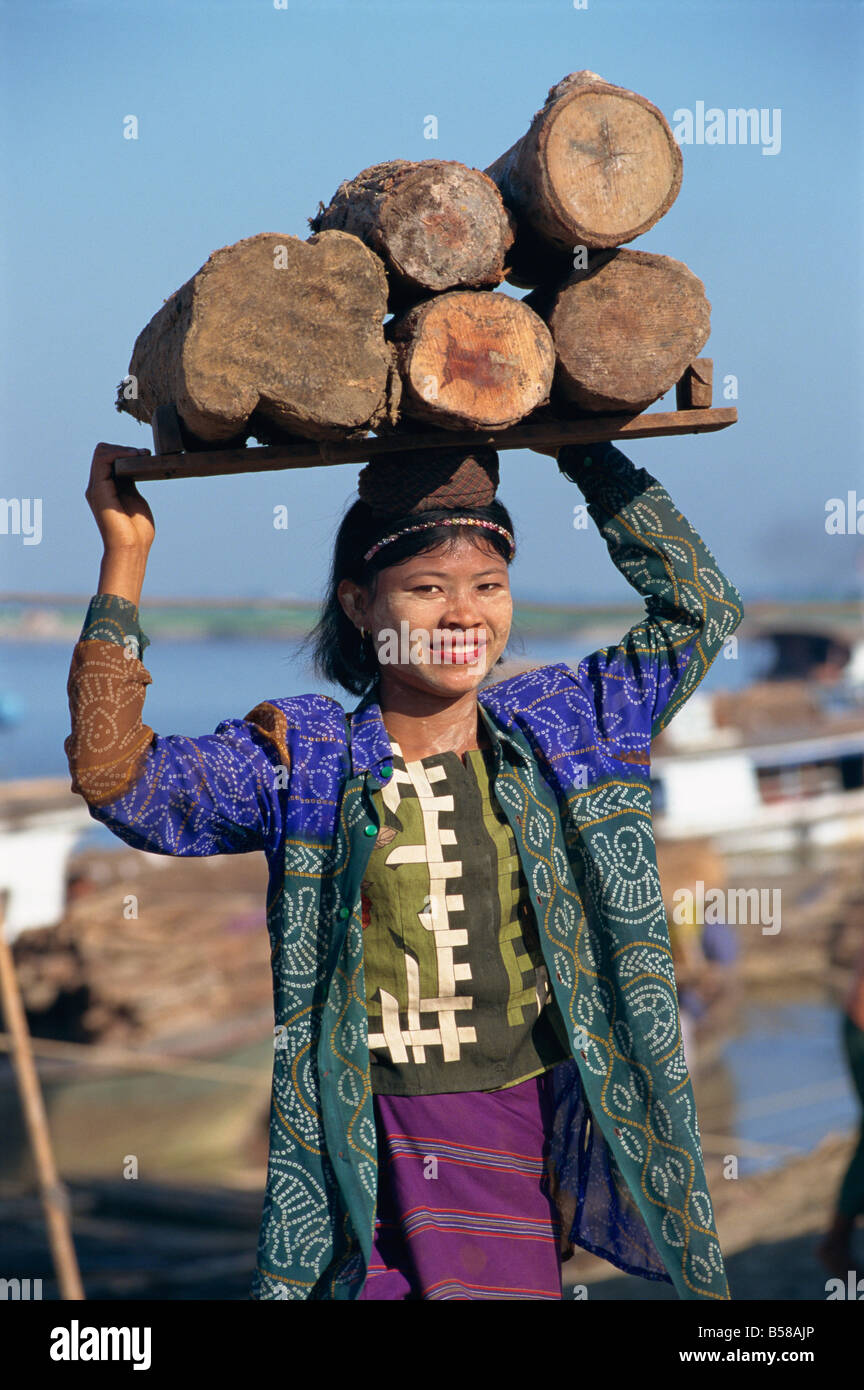 Femme au travail par le fleuve Ayeyarwady Mandalay Myanmar Birmanie Asie Banque D'Images