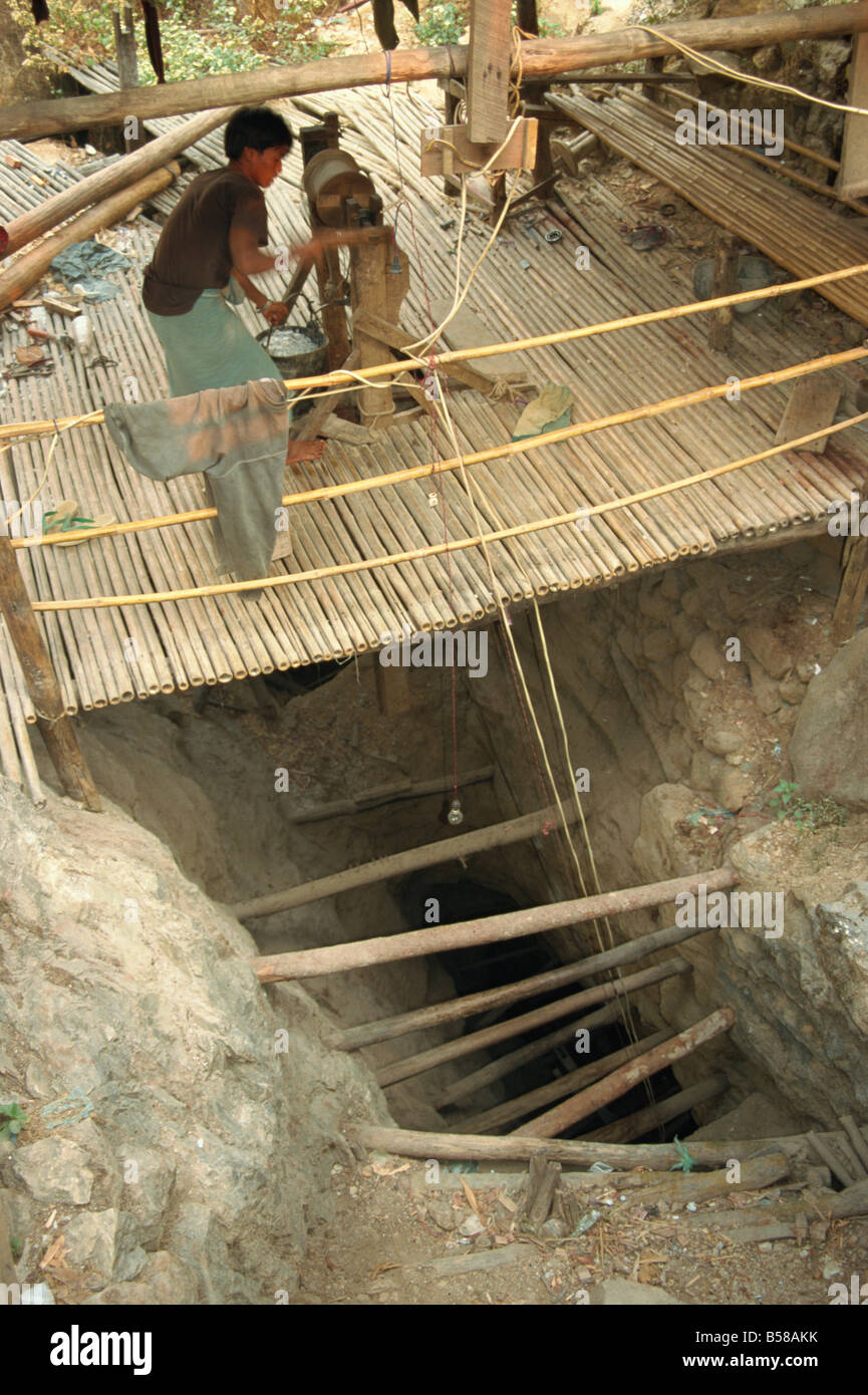 Mine de veine de 300 mètres de profondeur à proximité des mines de Mogok ruby Mandalay Myanmar Birmanie Asie Banque D'Images