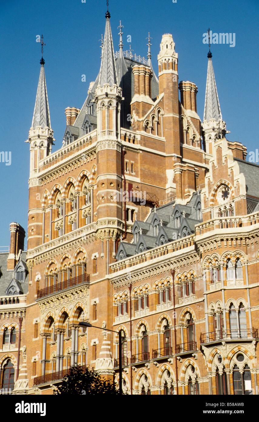 La gare St Pancras, Midland Grand Hotel, tour au-dessus de l'entrée, vue de l'entraîneur dans le sud-est. Banque D'Images