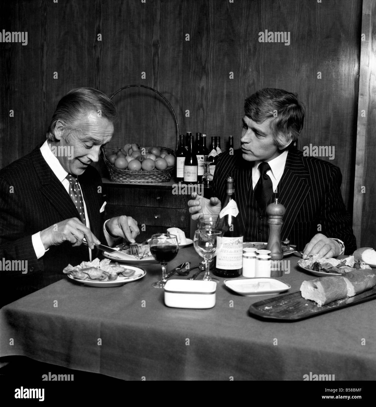 Les travailleurs de la Grande-Bretagne. Les hommes d'affaires : Les deux hommes distingués à comparaître s'amuser avec la bonne nourriture et du vin. Mais pour les entrepreneurs de la photographie c'est le travail, pour leur plus cher le déjeuner ils discutent d'un accord d'entreprise mille livres. Avril 1977 77-02212 Banque D'Images