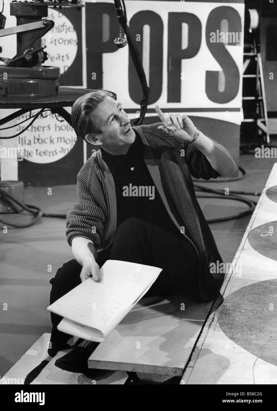 50e sommet de la pop show, les studios de télévision de la BBC, M. Producteur Johnnie Stewart au travail sur cette semaine de 50e spectacle. Décembre 1964 P005956 Banque D'Images 50e sommet de la pop show, les studios de télévision de la BBC, M. Producteur Johnnie Stewart au travail sur cette semaine de 50e spectacle. Décembre 1964 P005956 Banque D'Images