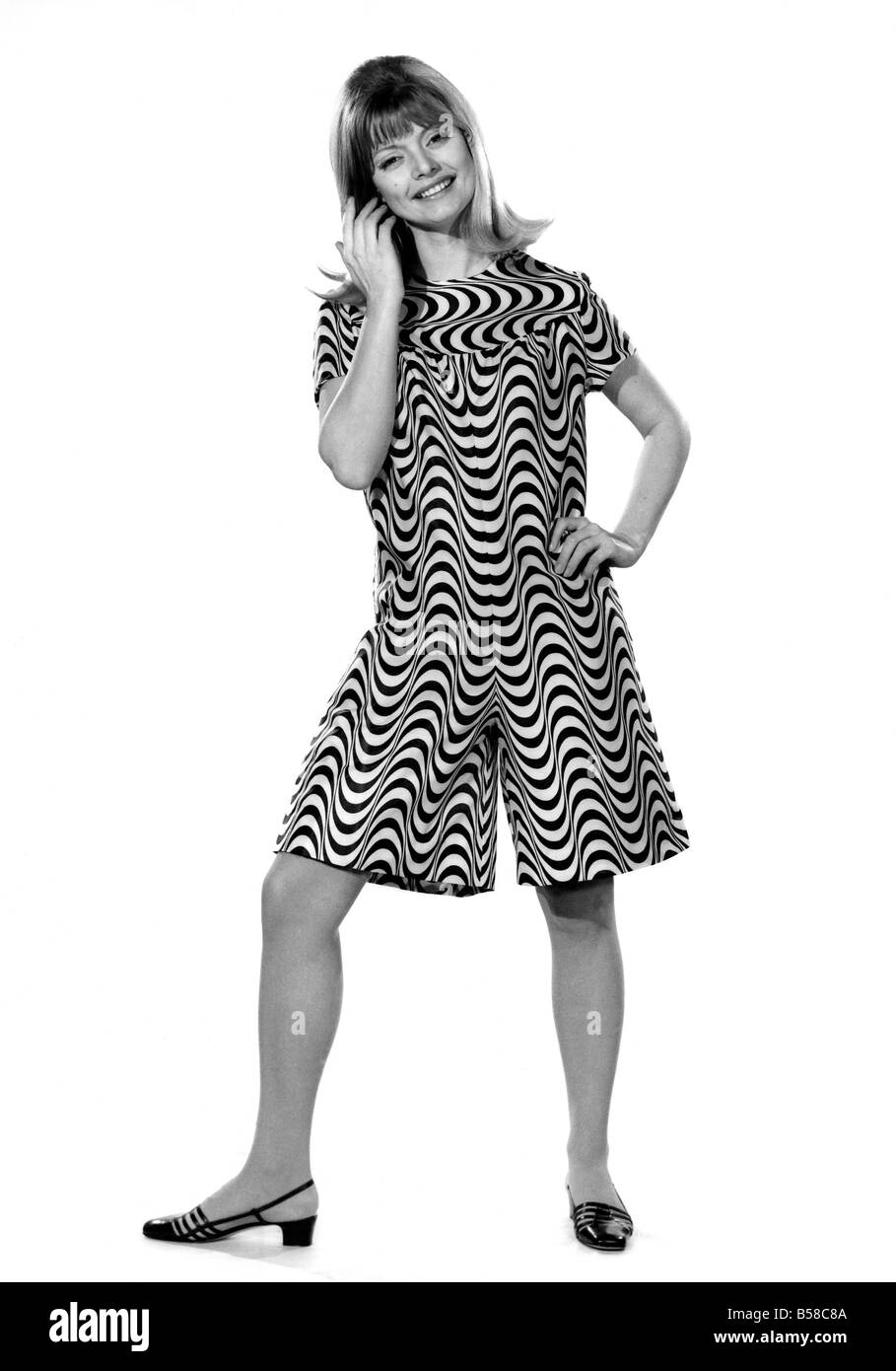 La Diane Fashion 1967 : Uschi Bernell. &# 13 ;&# 10;tous dans un short et haut à rayures. &# 13 ;&# 10;Avril 1967 P006299 Banque D'Images