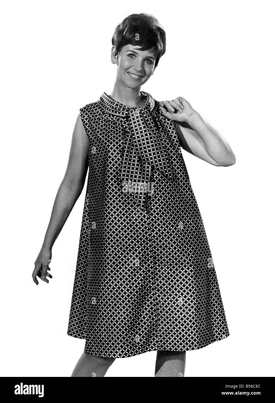 La mode des vêtements. Ann Grotte. &# 13 ;&# 10;Matching robe et foulard. &# 13 ;&# 10;Août 1967 P006300 Banque D'Images