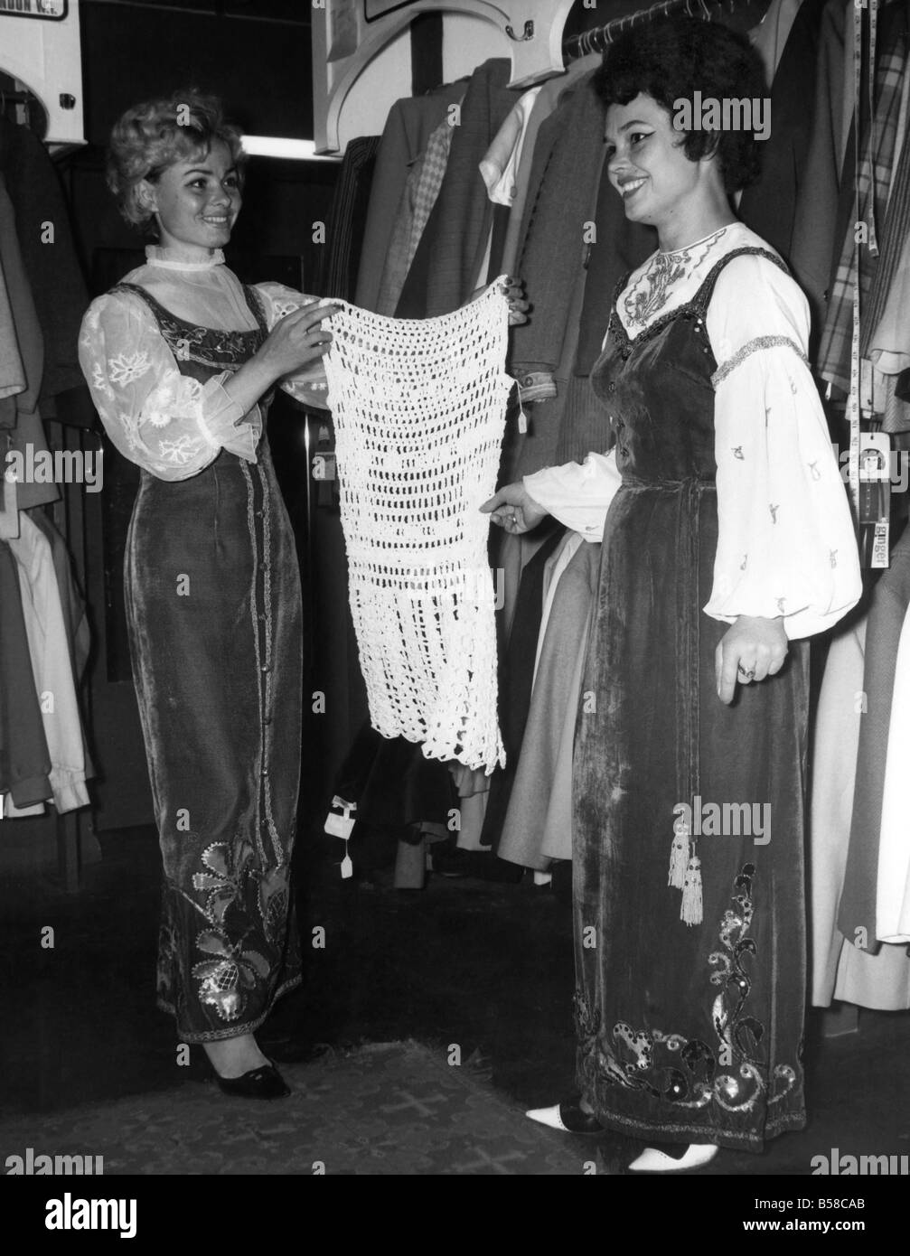 Les filles à la recherche d'une robe blanche au crochet dans la 'Lady Jane' boutique. Septembre 1967 P006384&# 13 ;&# 10 ; Banque D'Images