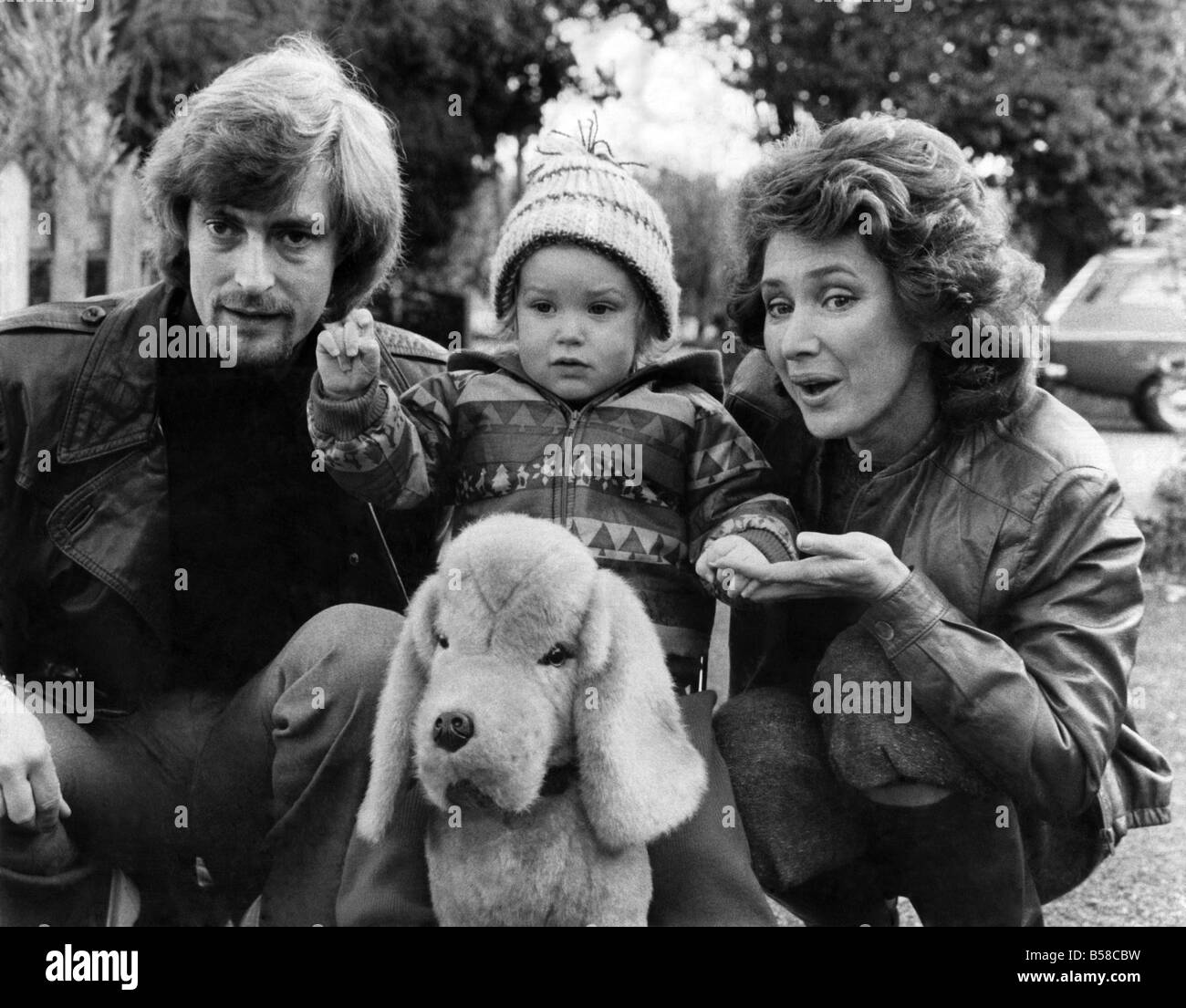 Lecteur de Jan Leeming avec mari BBC Radio 2 lecteur de nouvelles et animateur Patrick Lunt et leur fils Jonathan équitation un chien jouet géant.;Août 1983 P006462 Banque D'Images
