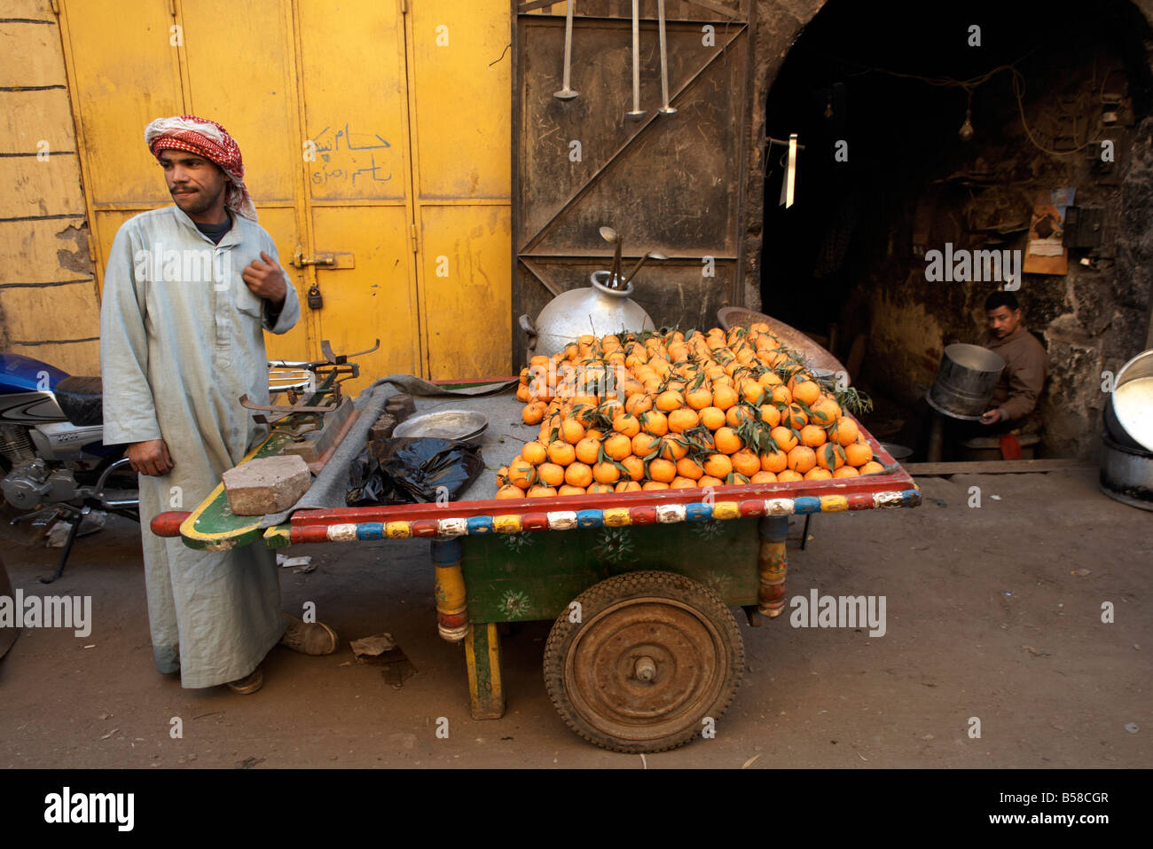 Un homme vend des oranges à Khan al-Khalili, au Caire, Egypte, Afrique du Nord, Afrique Banque D'Images