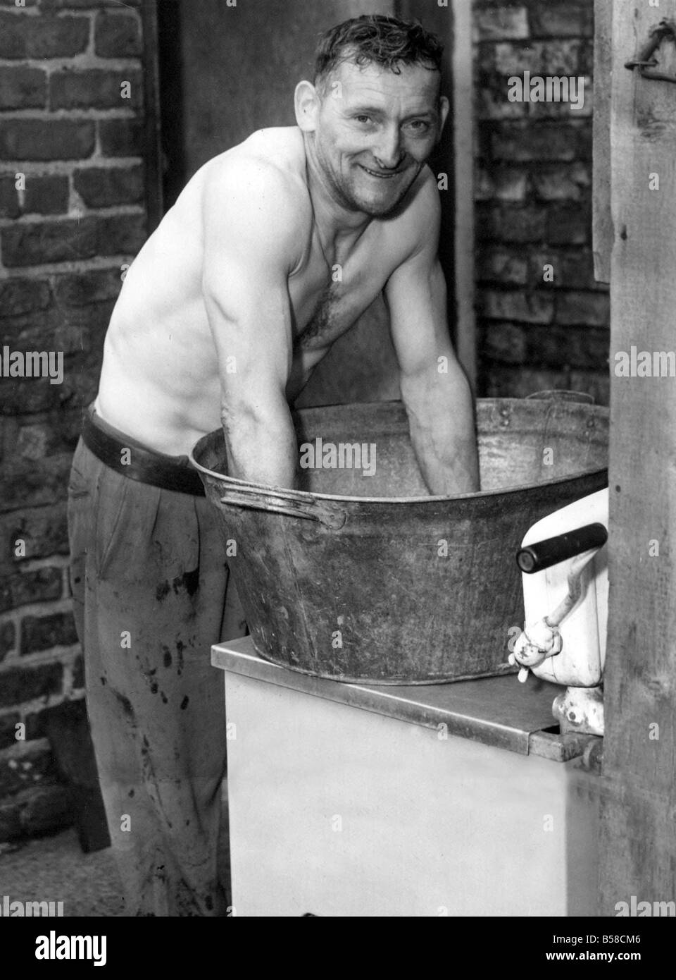 Edward Robson lave dans une vieille baignoire d'étain c'est probablement le temps de l'ast il va utiliser parce que la nouvelle tête à ciel ouvert aujourd'hui les bains Banque D'Images