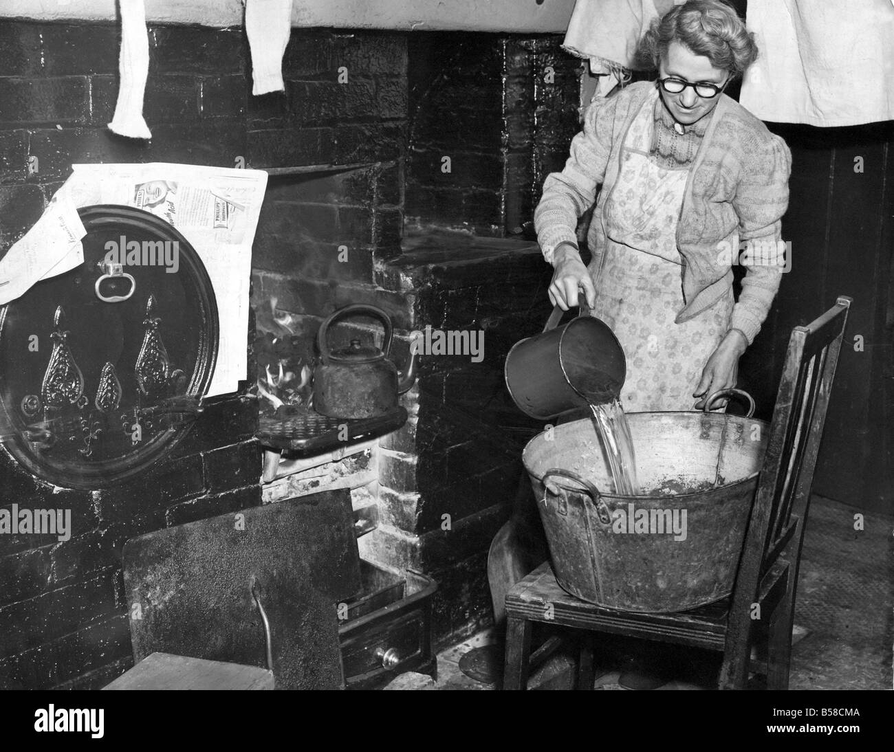 Mme L. Wilkinson prépare la baignoire pour son fils mineur à Hartford Village Banque D'Images
