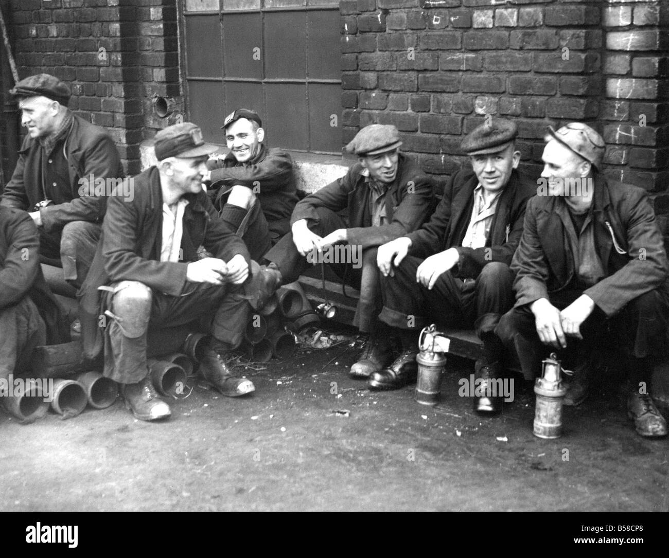 Il s près de 10 m et un quart de jour les hommes jouissent d'une dernière cigarette et un chat, avant de descendre le puits de la mine nord Walbottle Betty Banque D'Images