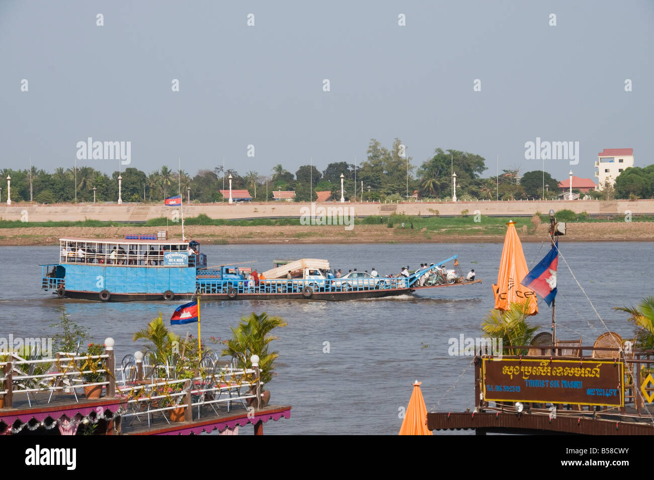 Bateaux de touristes sur la rivière Tonle Sap, Phnom Penh, Cambodge, Indochine, Asie du sud-est Banque D'Images