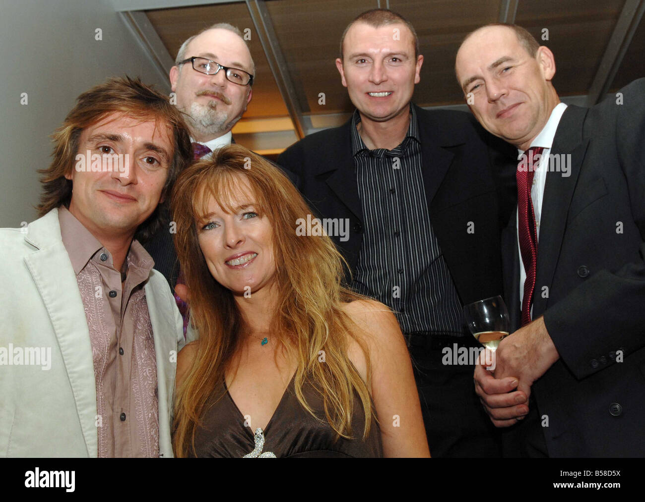Richard Hammond le présentateur de Top Gear qui s'est tué près de tout en essayant de briser le record de vitesse a invité l'équipe d'ambulanciers de l'air qui l'a secouru et le personnel infirmier de Leeds General Infirmary qui l'a aidé à obtenir mieux à son lancement de livre à Covent Garden avec lui était aussi sa femme Mindy Banque D'Images