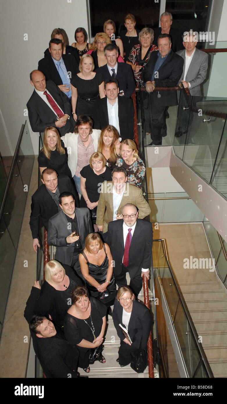 Richard Hammond le présentateur de Top Gear qui s'est tué près de tout en essayant de briser le record de vitesse a invité l'équipe d'ambulanciers de l'air qui l'a secouru et le personnel infirmier de Leeds General Infirmary qui l'a aidé à obtenir mieux à son lancement de livre à Covent Garden avec lui était aussi sa femme Mindy Banque D'Images