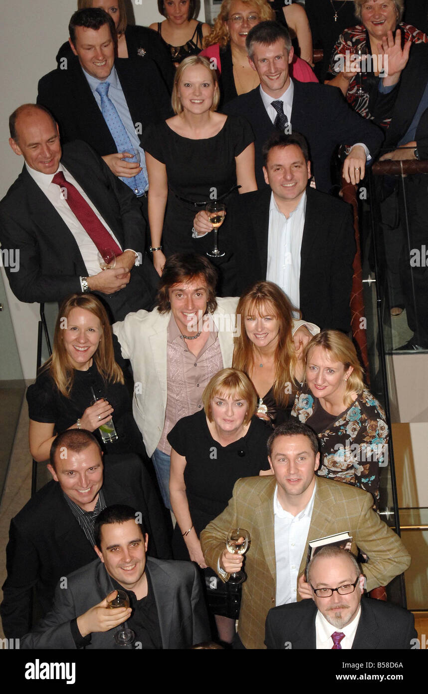 Richard Hammond le présentateur de Top Gear qui s'est tué près de tout en essayant de briser le record de vitesse a invité l'équipe d'ambulanciers de l'air qui l'a secouru et le personnel infirmier de Leeds General Infirmary qui l'a aidé à obtenir mieux à son lancement de livre à Covent Garden avec lui était aussi sa femme Mindy Banque D'Images