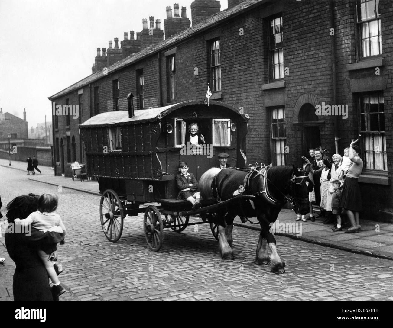 George Brown et caravane. Lorsque George Brown 68, a pris sa retraite d'entreprise du transporteur, lui et son épouse, Jennie également 68, ne pouvait pas supporter d'être séparés de leur vieux cheval, Duc. Ainsi parce que George avait toujours aimé la route ouverte, il a acheté une roulotte brokendown et avec l'aide de Jennie, travaillé douze mois d'en faire un peu de la maison. Et hier avec Duc entre les arbres, ils se mettent en route à partir de la Bolton chalet où ils ont vécu pendant quarante ans pour leur première caravane voyage au lac District. Avec eux sont allés petit-fils Brian. Avril 1949 P007206 Banque D'Images