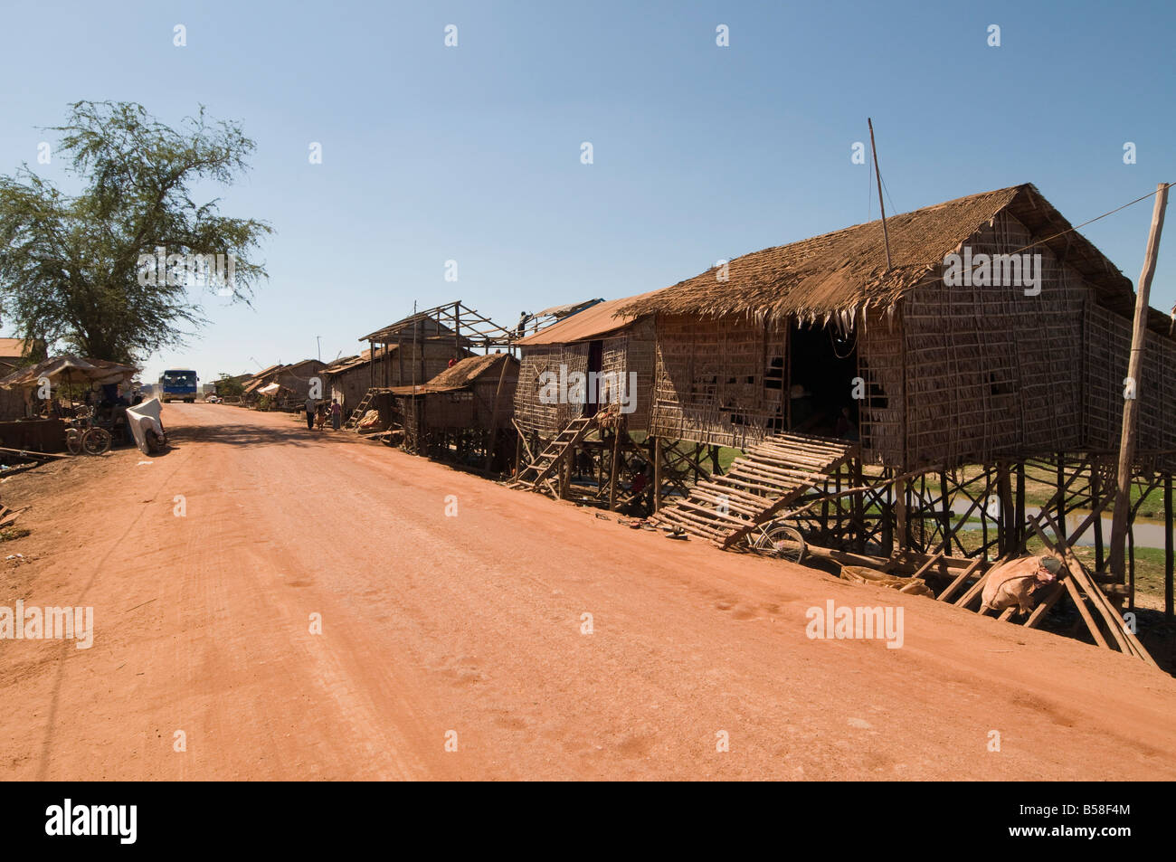 Des maisons sur pilotis sur le côté du lac Tonle Sap, près de Siem Reap, Cambodge, Indochine, Asie du sud-est Banque D'Images