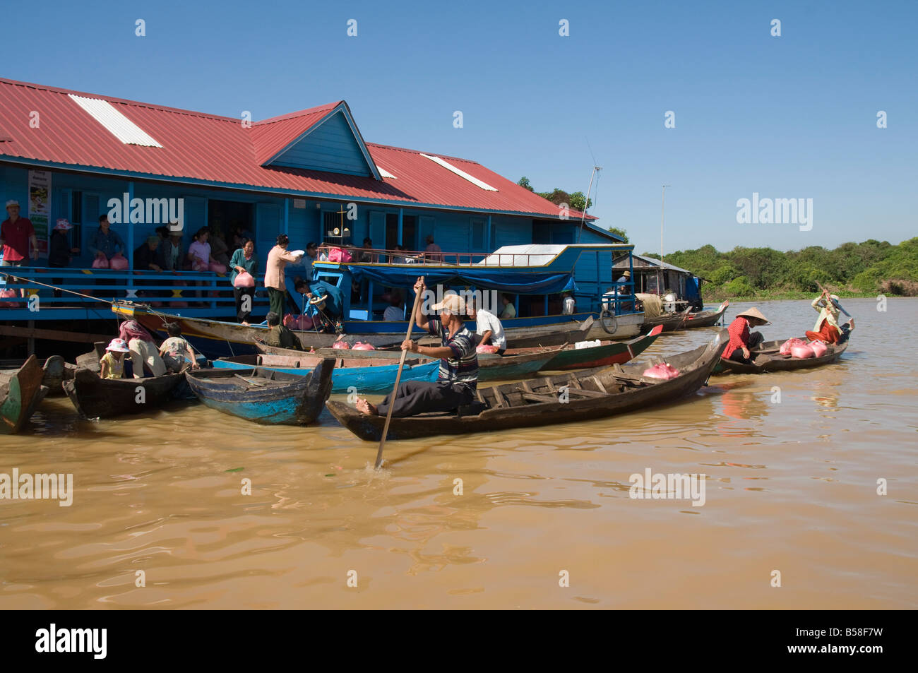 Le lac Tonlé Sap, les boat people vietnamiens, près de Siem Reap, Cambodge, Indochine, Asie du sud-est Banque D'Images