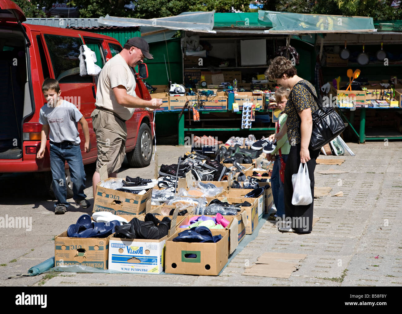 Homme chaussures de vente au marché de plein air Gdańsk Pologne Banque D'Images