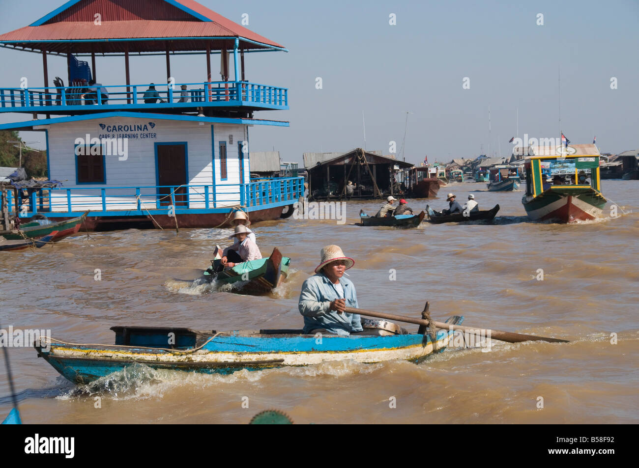 Le lac Tonlé Sap, les boat people vietnamiens, près de Siem Reap, Cambodge, Indochine, Asie du sud-est Banque D'Images