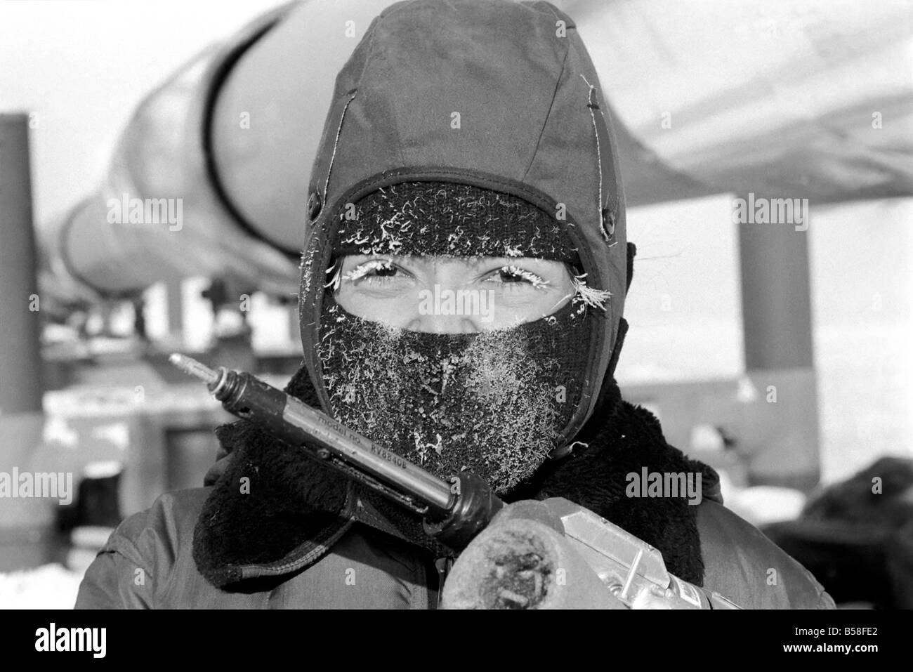 Prudhoe Bay en Alaska. Ouvriers travaillant sur le pipeline (insulatingit) à Prudhoe Bay. Avril 1977 77-02128-029 Banque D'Images