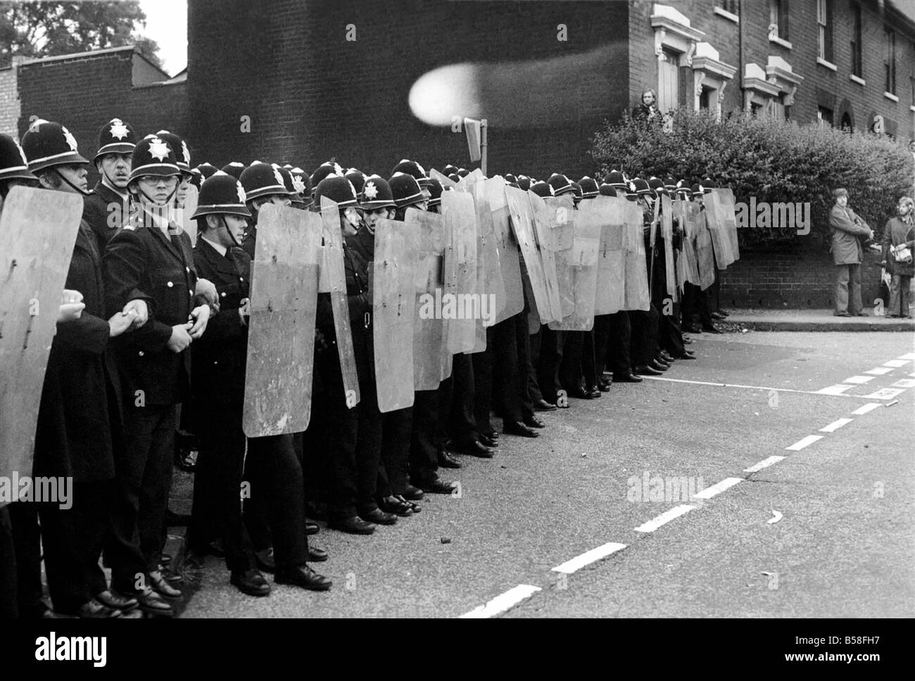 Les émeutes de Birmingham. La police Riot Squad avec le nouveau bloc shields off rue latérale à manifestants socialistes à l'échelle nationale/réunion à Ladywood Birmingham, ce soir (lundi). Août 1977 77-04392-028 Banque D'Images
