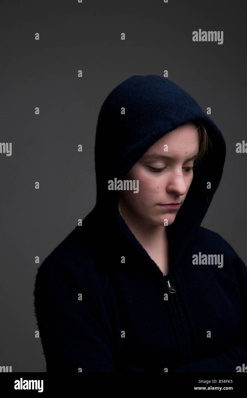 Moody déprimé jeune femme ou un adolescent vêtu d'un sweat gris à la triste et solitaire, UK Banque D'Images