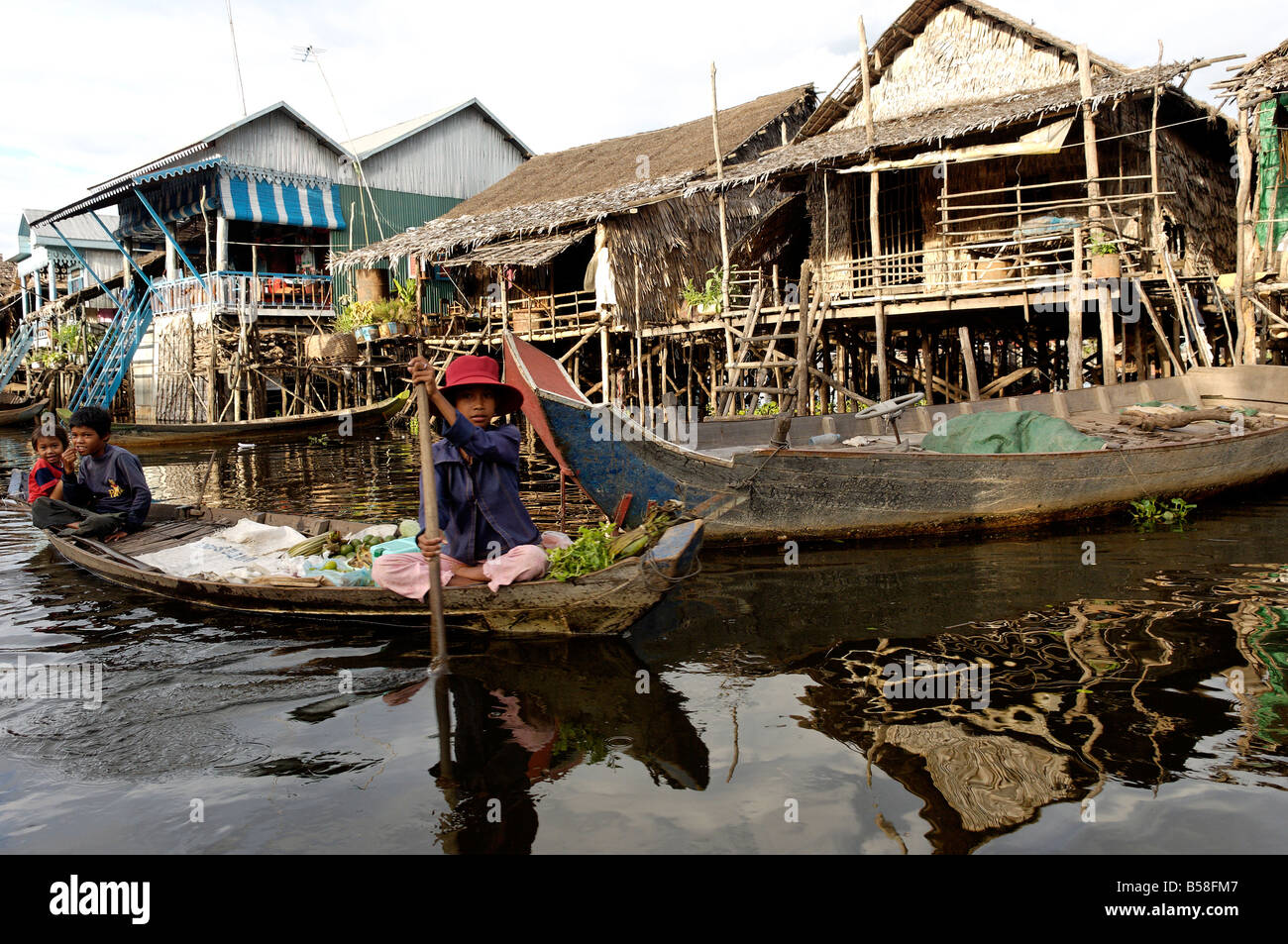 Kampong Phluk, une grappe de trois villages de maisons sur pilotis sur la plaine du lac Tonle Sap, Cambodge, Indochine Banque D'Images