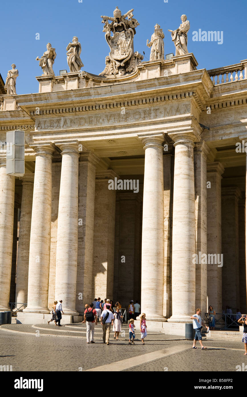 Passage voûté et les touristes sur la Place Saint Pierre, Piazza San Pietro, Vatican, Rome, Italie Banque D'Images