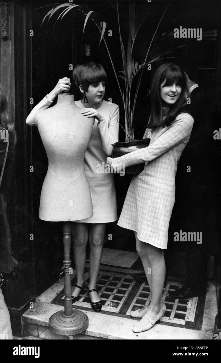 Cilla Black (holding) factice de tailleurs et Cathy McGowan (avec plante en pot) illustré à l'extérieur de la boutique. Mars 1966 P006408 Banque D'Images