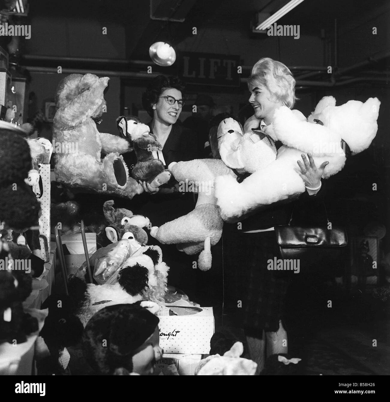 Keith et Viviene Nicholson qui a gagné 152000 sur l'achat Piscines - jouets pour ses enfants 1961 Viv Nicholson Banque D'Images