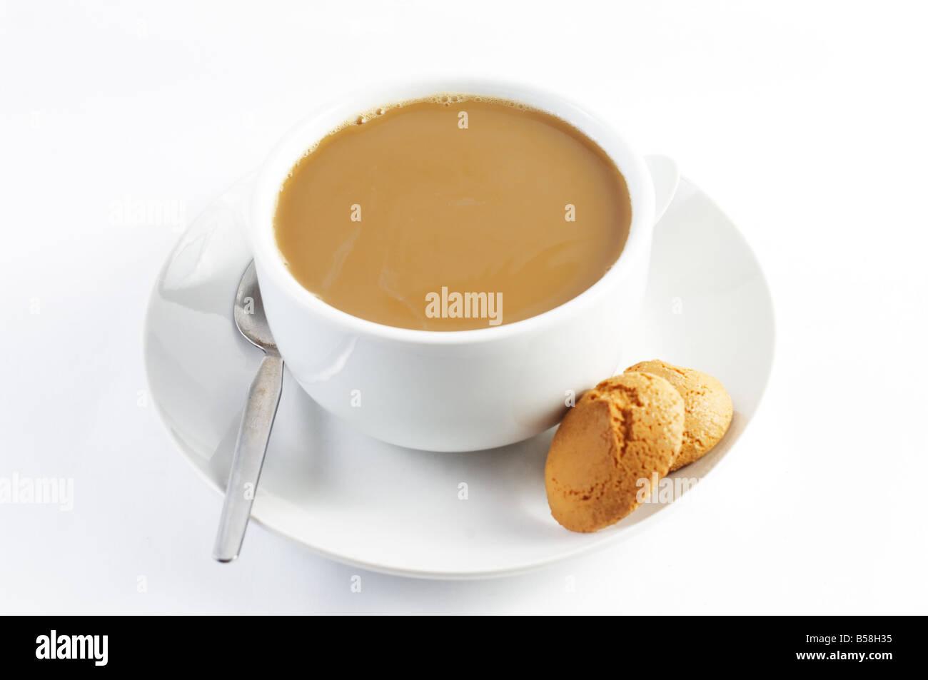 Tasse de café blanc et deux biscuits amaretti sur le côté. Banque D'Images