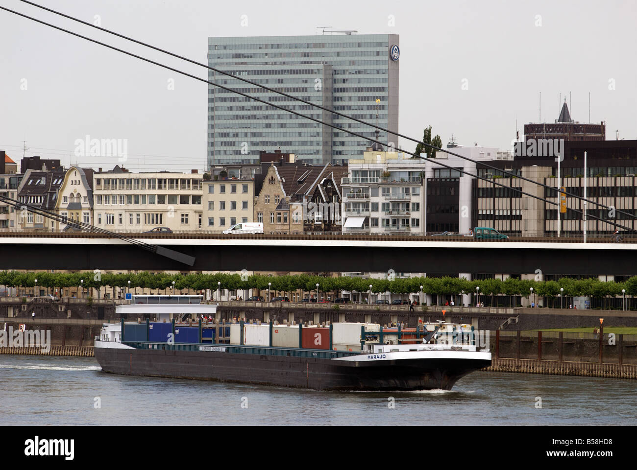 Barge commerciaux transportant des conteneurs le long du Rhin, Düsseldorf, Rhénanie du Nord-Westphalie, Allemagne. Banque D'Images