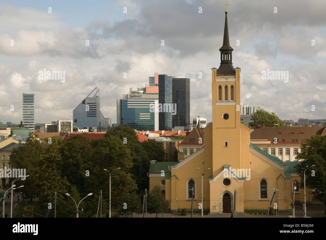 Église St Johns et nouvelle ville Tallinn Estonie Etats baltes Europe Banque D'Images