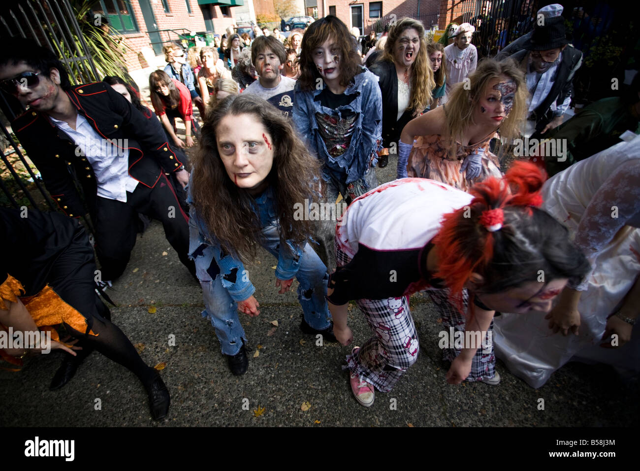 Le 25e anniversaire de Thriller de Jackson, Seattle vidéo Zombies se rassemblent dans le parc occidental d'accueillir un événement de danse Thriller. Banque D'Images