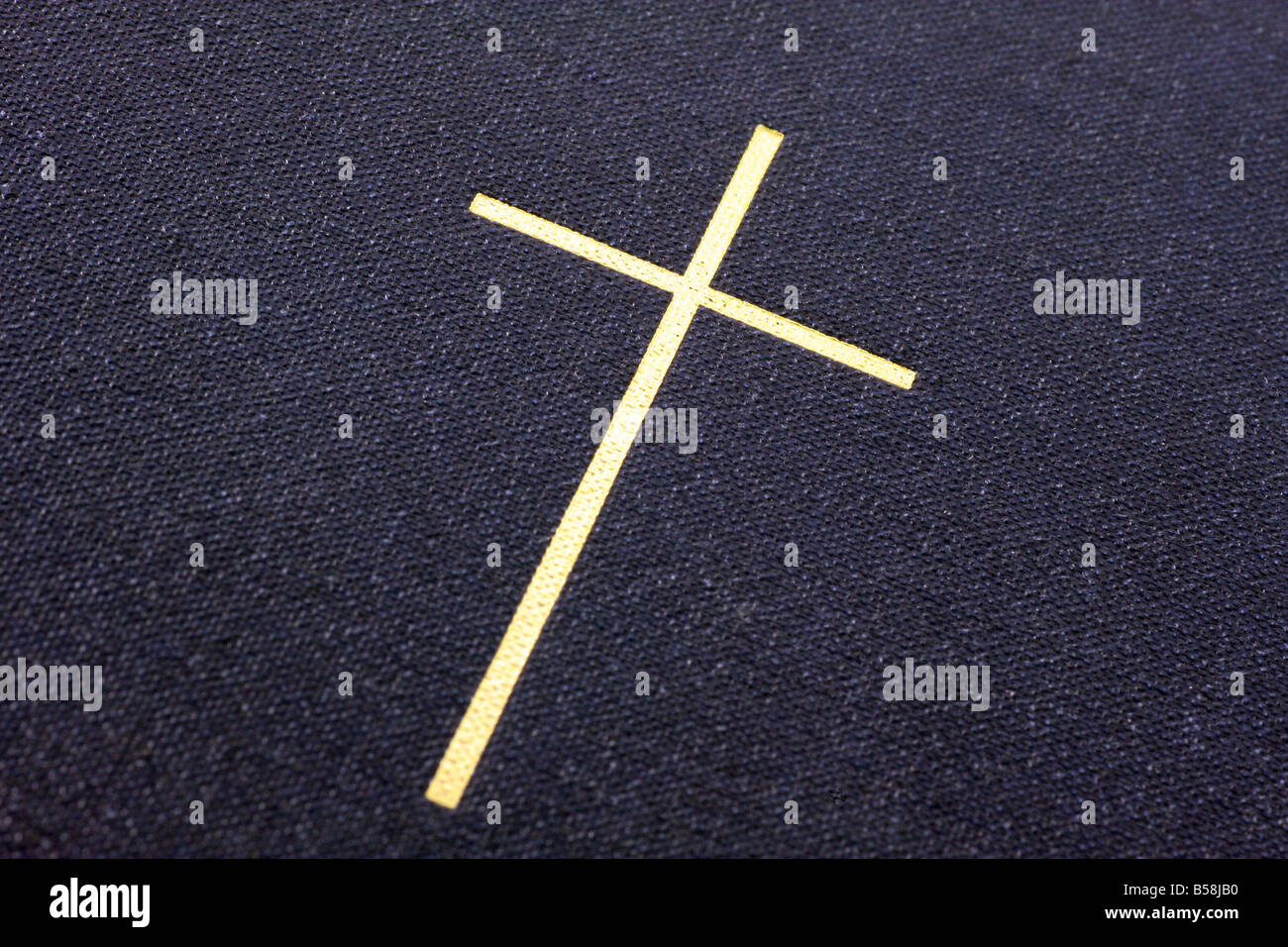 Gros plan d'une croix d'or de la bible Banque D'Images