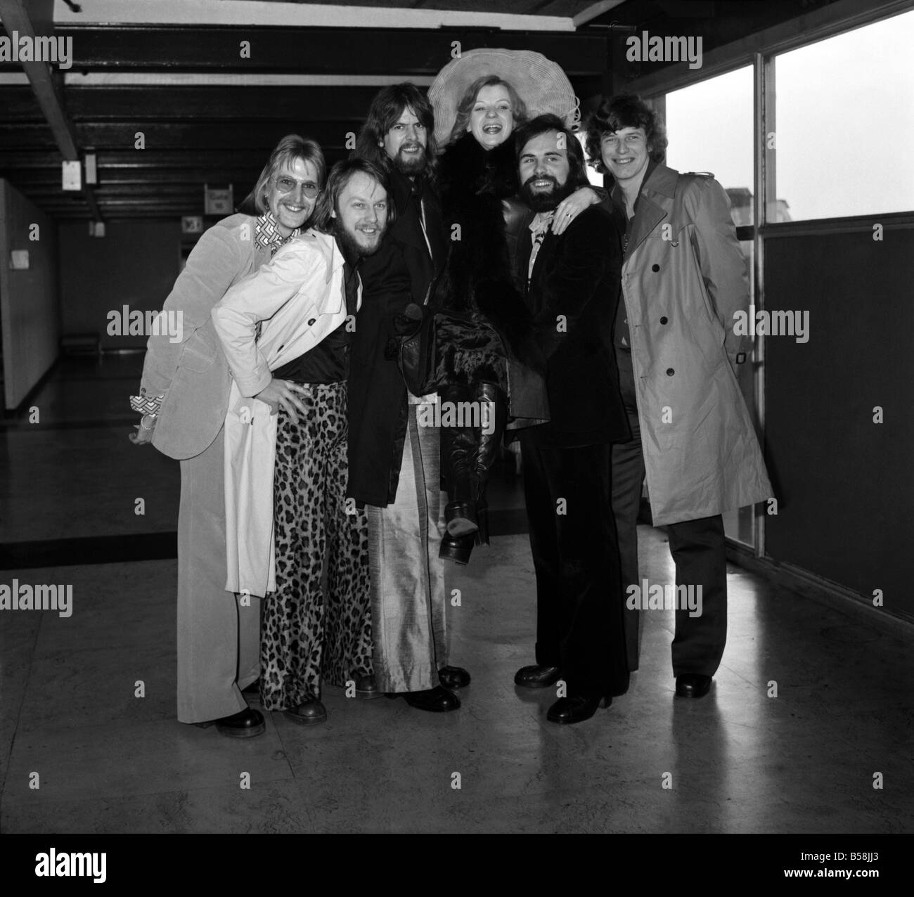 L'aéroport de Heathrow : groupe pop enseigner en est arrivé à l'aéroport de Heathrow. Ils ont gagné le concours de chant européen cette année. Ils sont à apparaître sur le dessus de la pop. L/R Chris, Rudi, ARD, Gayle, John et Koos à l'aéroport de Heathrow. Mars 1975 75-01665-006 Banque D'Images